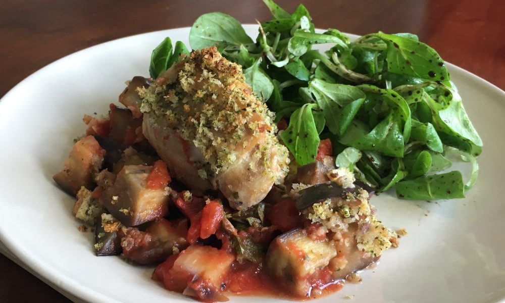 Pollo jugoso con berenjena, tomate y crujiente pan rallado de hierbas