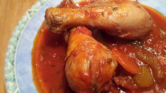 Muslitos de pollo jugosos estofados en una rica salsa de tomate italiana