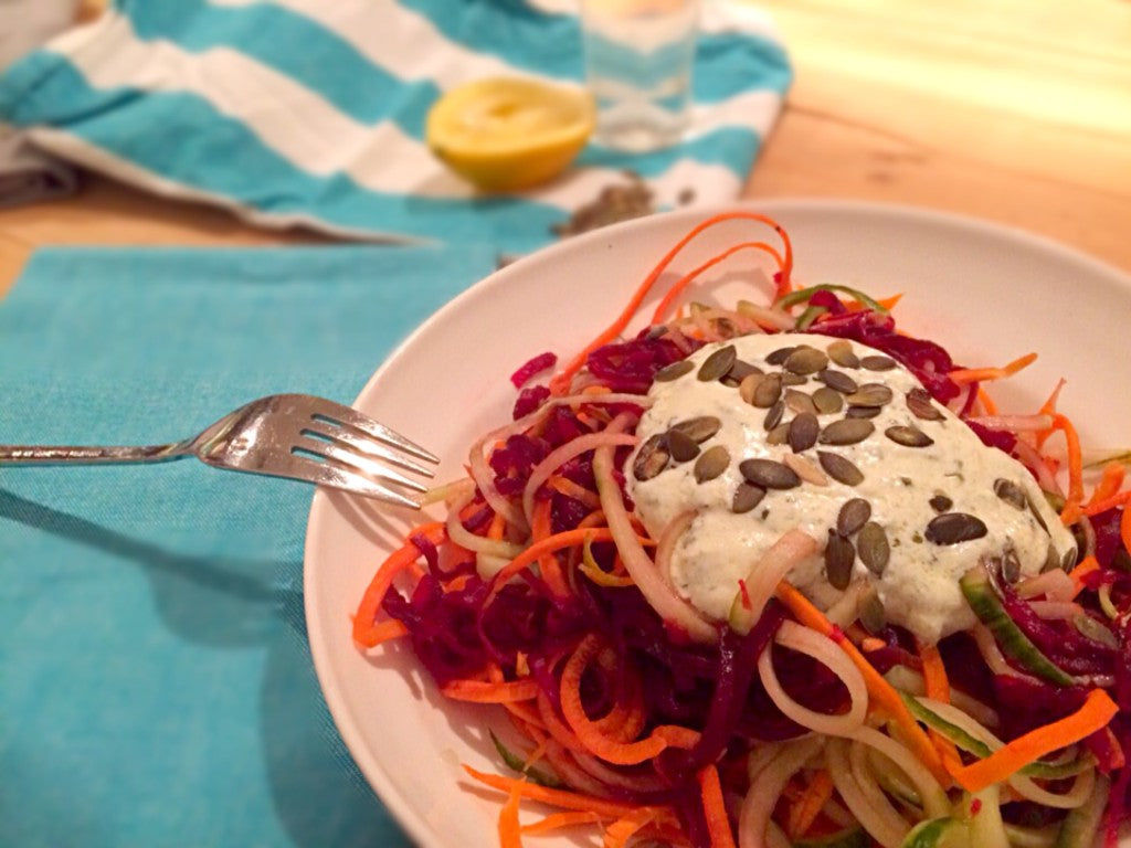 Espaguetis crudos y frescos de verduras con un cremoso aderezo de yogur y limón