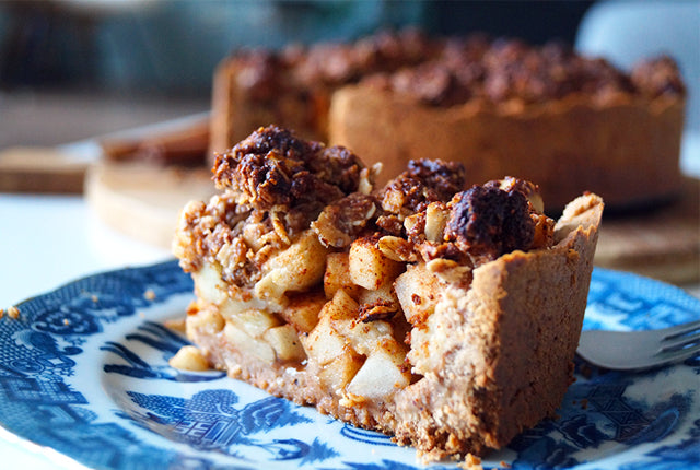 Una tarta de manzana sin gluten llena de especias cálidas y una deliciosa capa crumble crujiente