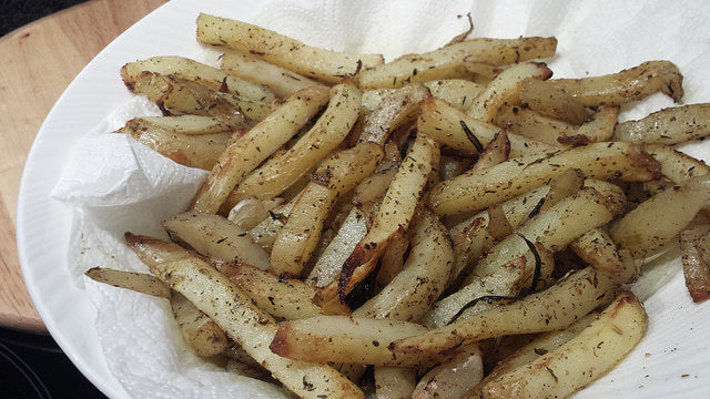 Patatas crujientes al horno con hierbas y ajo