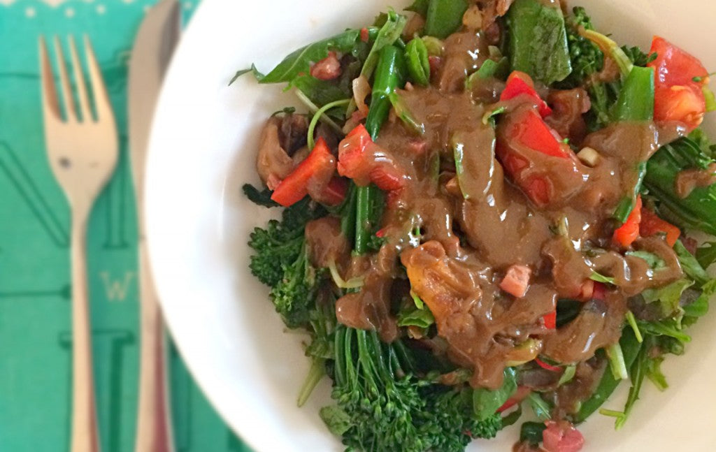 Una ensalada nutritiva con setas ostra asadas, bacon crujiente y una picante vinagreta de balsámico