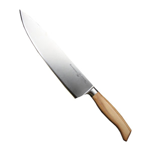 Messermeister Koksmes Oliva Luxe 25 cm met olijfhouten heft, vrijstaand op witte achtergrond