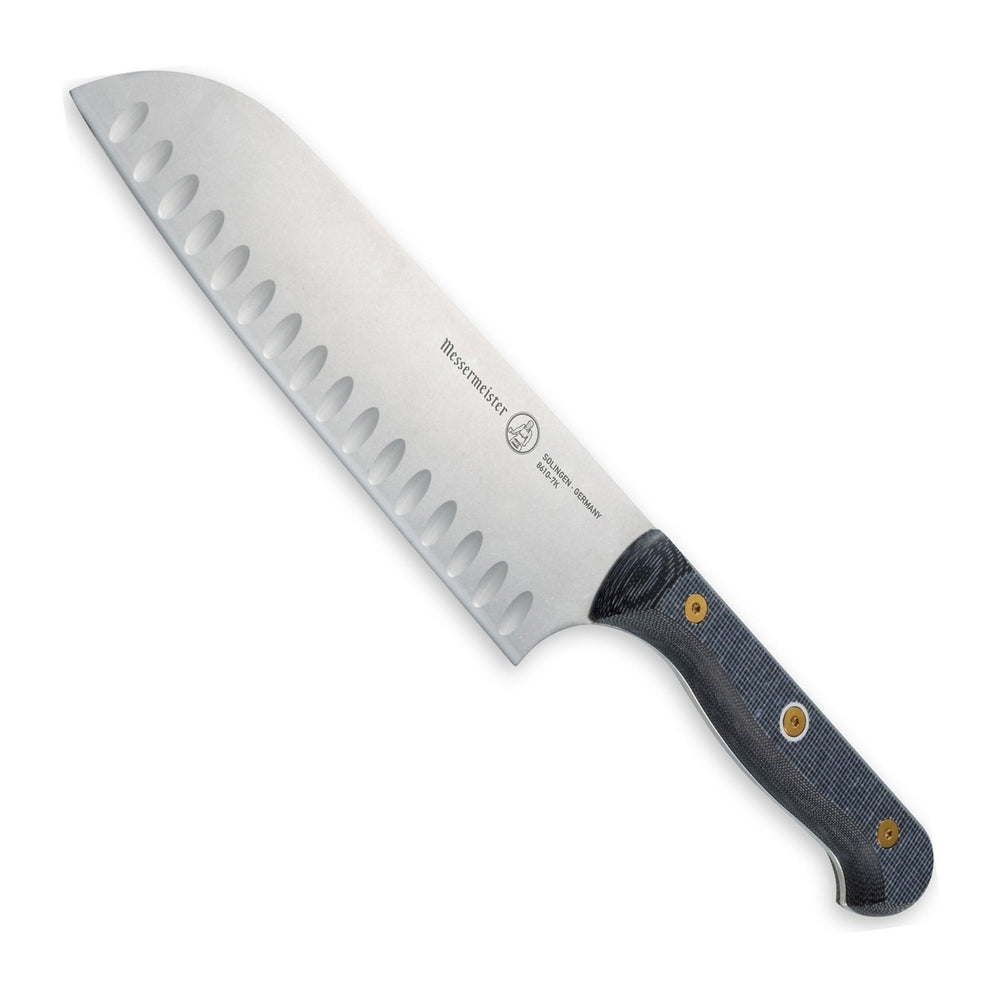Messermeister Santokumes met Kuiltjes Custom 18 cm met blauw-grijs heft, vrijstaand op witte achtergrond