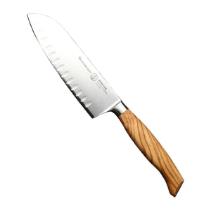 Messermeister Santokumes met Kuiltjes Oliva Luxe 16.5 cm met olijfhouten heft, vrijstaand op witte achtergrond