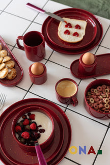 ONA Juego de vajilla Fika Burgundy 12 piezas / 4 personas - 4 platos de cena, 4 platos de desayuno y 4 cuencos