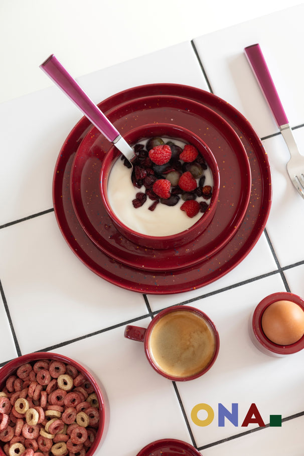 ONA Juego de vajilla Fika Burgundy 12 piezas / 4 personas - 4 platos de cena, 4 platos de desayuno y 4 cuencos