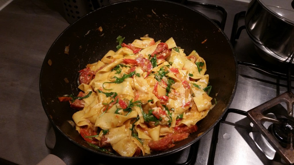 Un sabroso plato de pasta con chorizo picante y queso de cabra cremoso