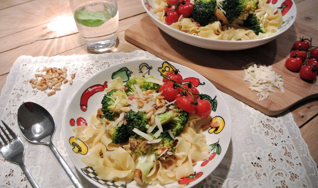 Plato de pasta cremoso con brócoli, bacon y salsa de mozzarella casera