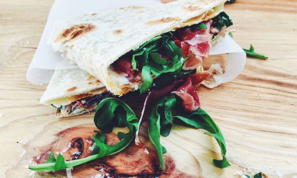 Pan plano crujiente con mozzarella cremosa, jamón de Parma salado y pimiento asado dulce