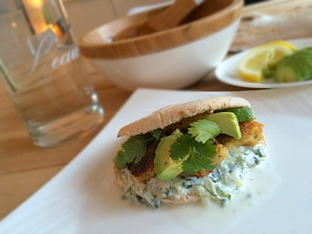 Falafel crujientes en una pita suave con tzatziki cremosa y aguacate