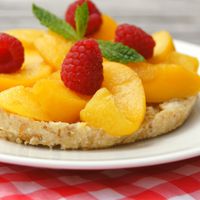 Una tarta fresca y saludable sin hornear, llena de sabores veraniegos de melocotón y frambuesa.