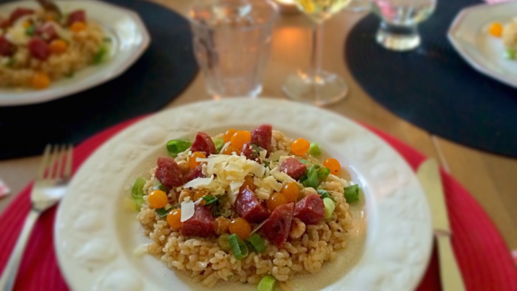 Risotto cremoso con salchicha de trufa, avellanas y tomates cherry