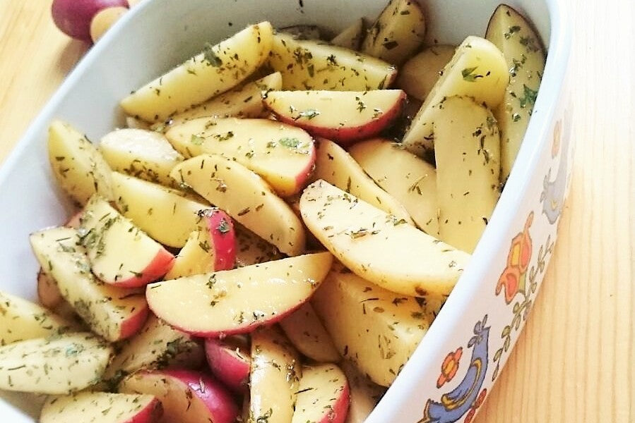 Patatas pequeñas crujientes con ajo y romero al horno