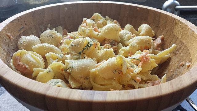 Ensalada de pasta fácil con una salsa cremosa de salmón y eneldo fresco