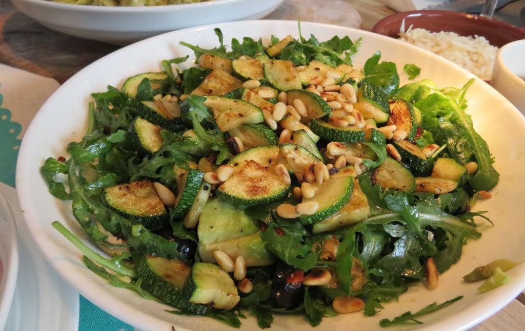 Ensalada fresca y nutritiva con piñones tostados y aguacate cremoso