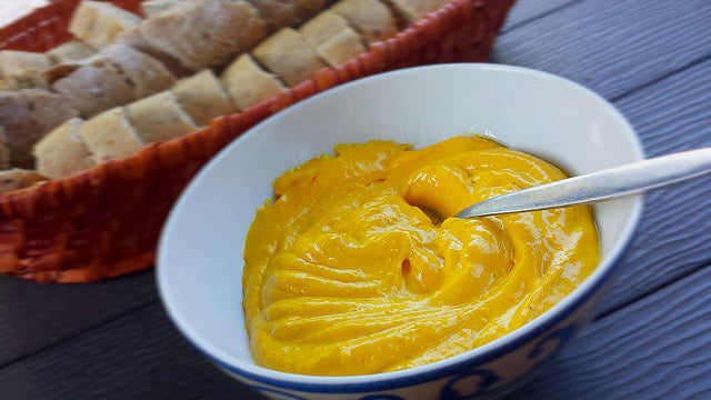 Aioli cremosa de azafrán en un abrir y cerrar de ojos