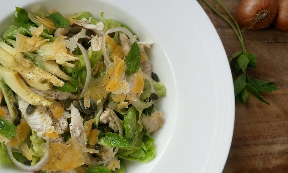 Fresca ensalada de verano con pechuga pochada en té verde y menta y aguacate cremoso