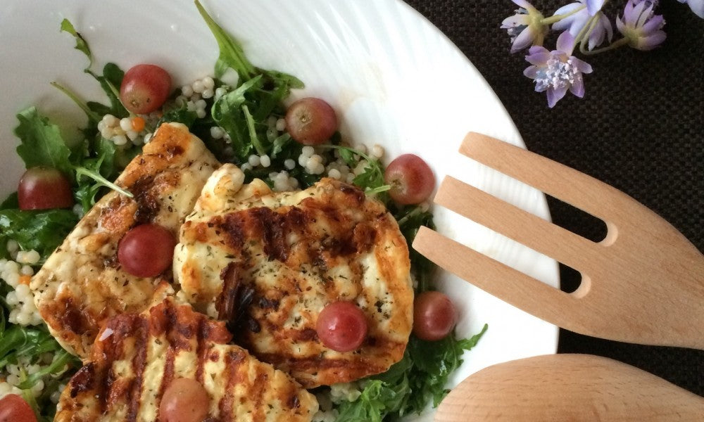 Una ensalada fresca con halloumi a la parrilla, cuscús perlado y jugosas uvas