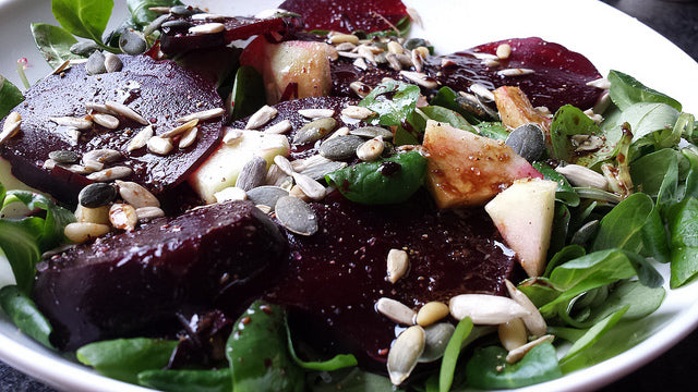Ensalada fresca con remolacha terrosa, manzana dulce y una vinagreta picante de miel