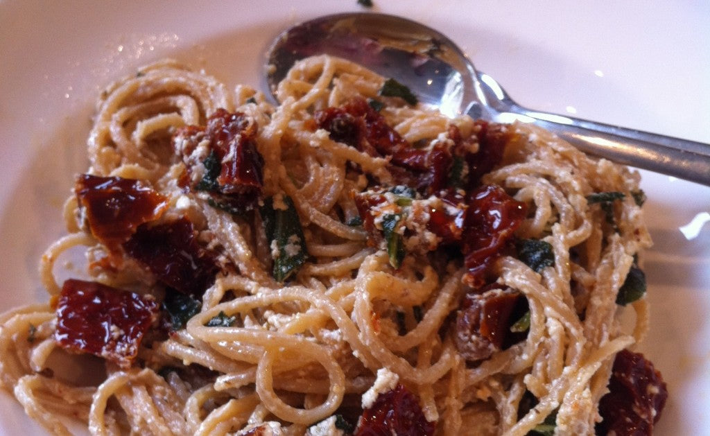 Una pasta de diario fácil con salvia, feta y tomates secos