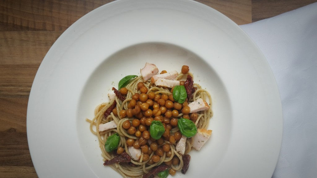Garbanzos crujientes, pesto casero cremoso y pollo ahumado sobre espaguetis integrales