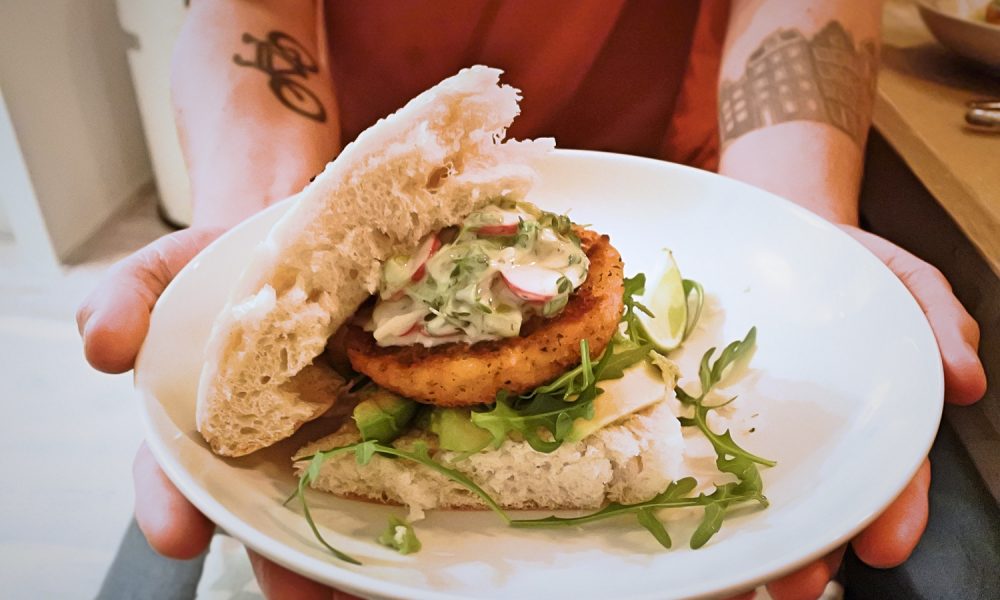Pan crujiente, aguacate cremoso y una fresca salsa de yogur