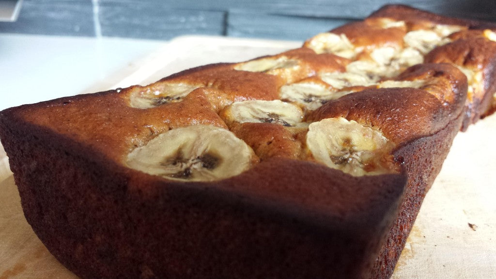 Pan de plátano saludable y sin gluten con dátiles y nueces