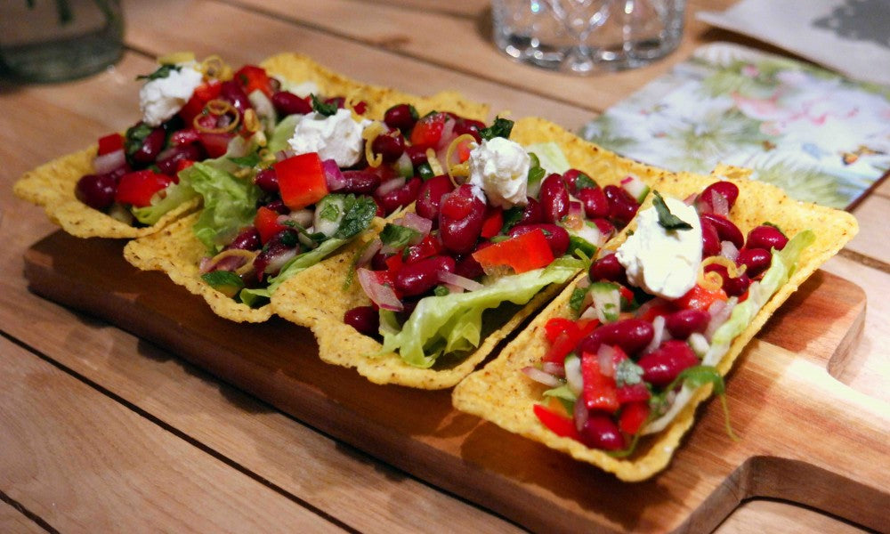 Ensalada fresca de frijoles en una tacocup crujiente