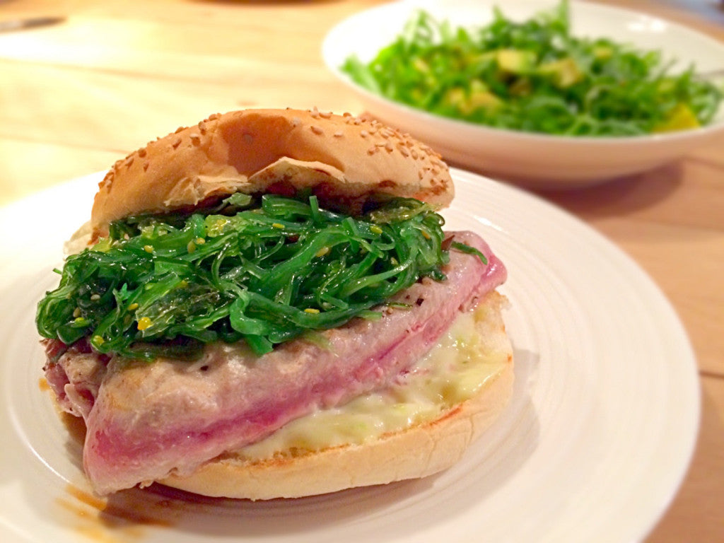 Rápida hamburguesa de atún a la parrilla con mayonesa de wasabi y wakame