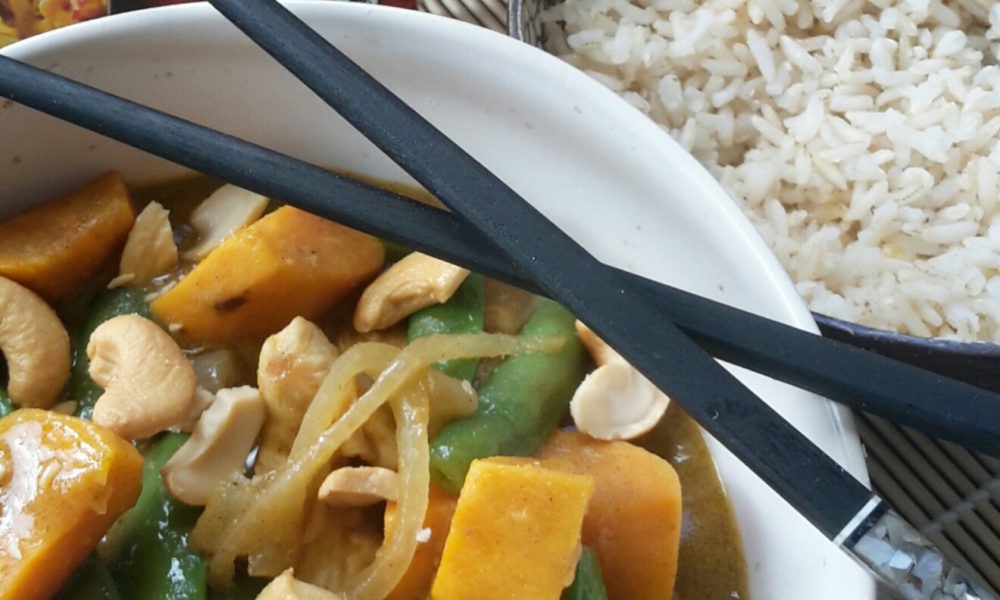 Un curry tailandés cremoso con verduras crujientes y un toque de mantequilla de cacahuete