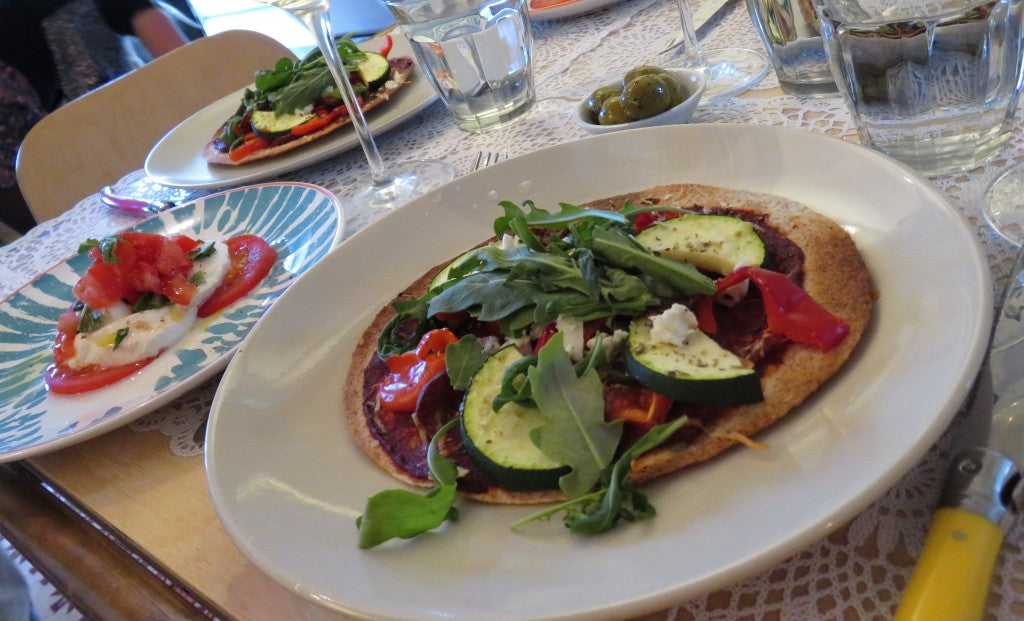 Crujientes mini-pizzas de tortilla con verduras frescas y feta