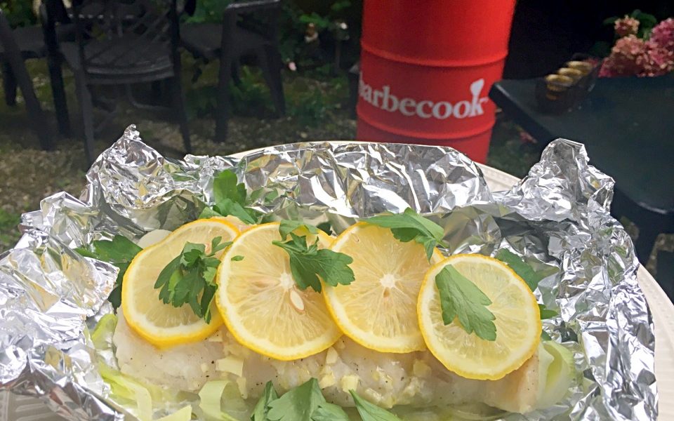 Jugoso bacalao con puerro y limón, cocido al vapor en papel de aluminio