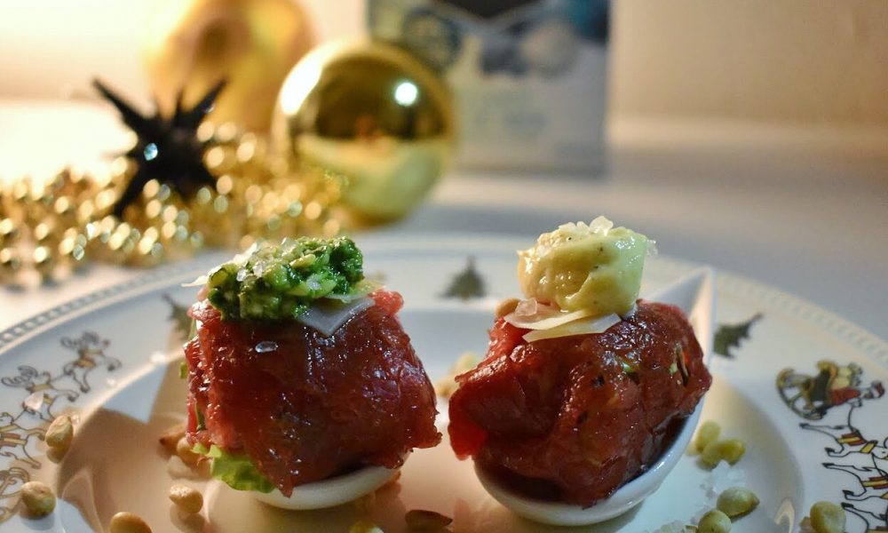 Un elegante amuse-bouche con carpaccio, lechuga y mayonesa de trufa