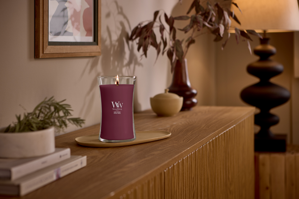 WoodWick Vela Aromática Grande Cereza Oscura - 18 cm / ø 10 cm - Vela Aromática en Vidrio - Mecha de Madera