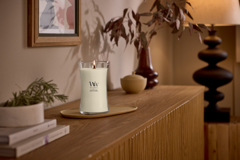 WoodWick Vela Aromática Grande Patchouli Crème - 18 cm / ø 10 cm - Vela Aromática en Vidrio - Mecha de Madera