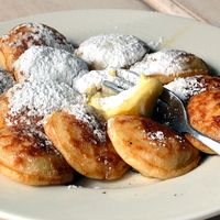 Caseros con una sartén para poffertjes