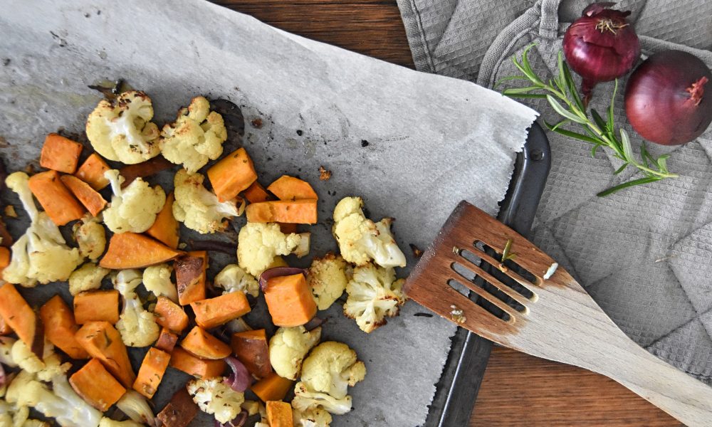 Verduras al horno saludables y coloridas con un toque aromático