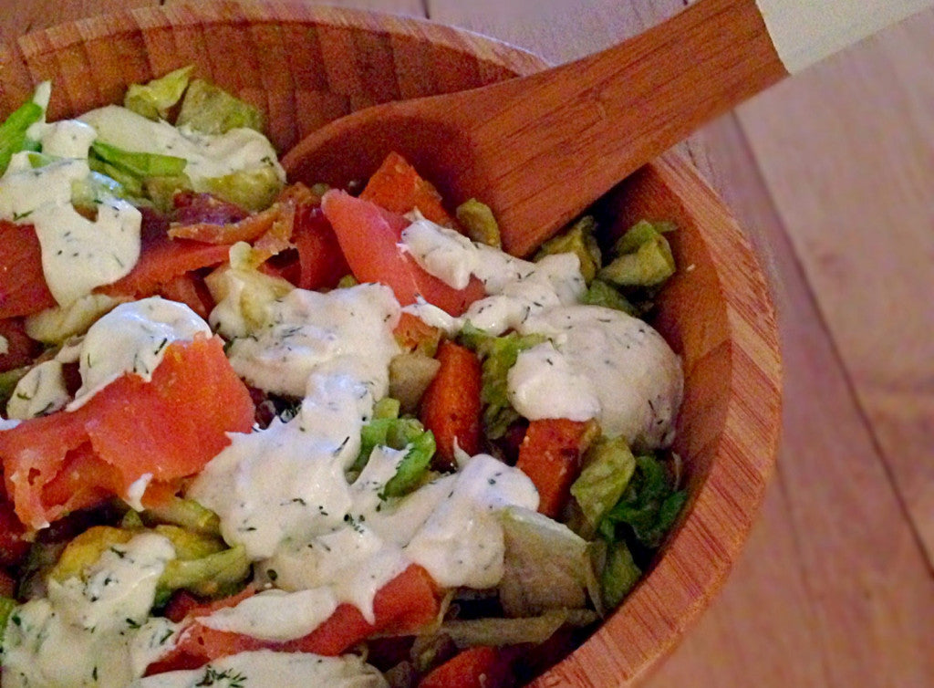 Una ensalada completa y colorida con un aderezo cremoso