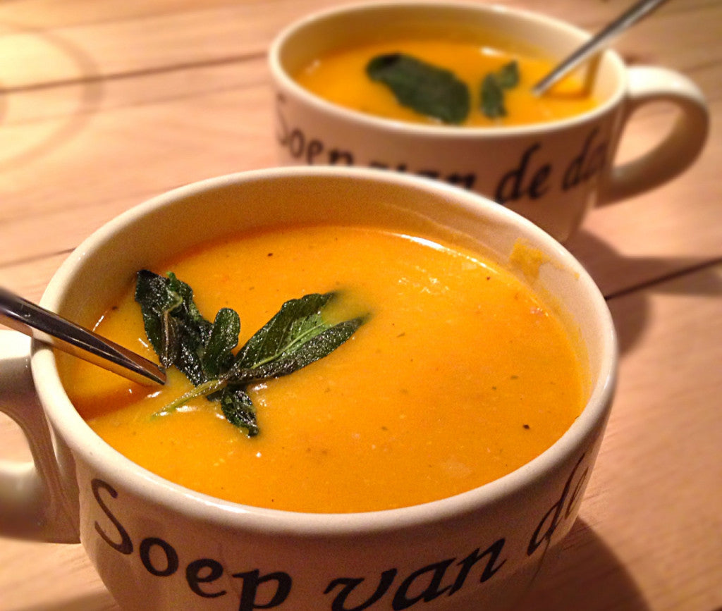 Sopa cremosa de calabaza con un toque picante y salvia crujiente