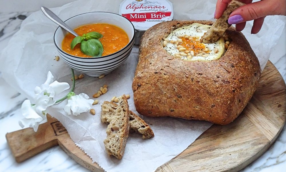 Queso de cabra fundido en un pan crujiente con dulce compota de albaricoque