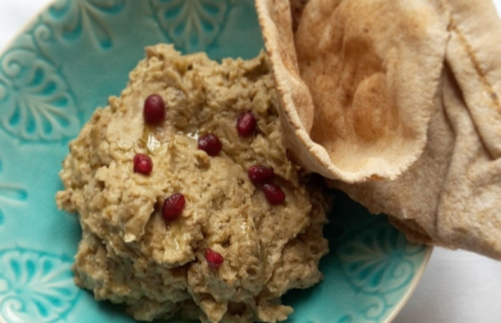 Dip cremoso de berenjena asada con un toque fresco de granada