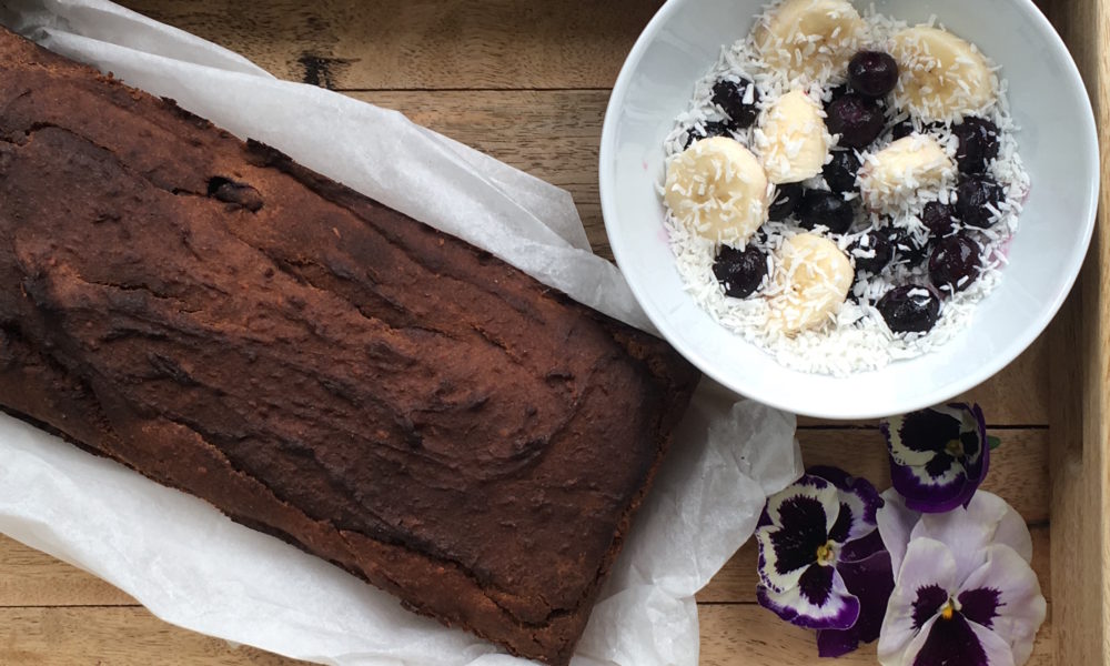 Pan de plátano sin gluten con dátiles y arándanos