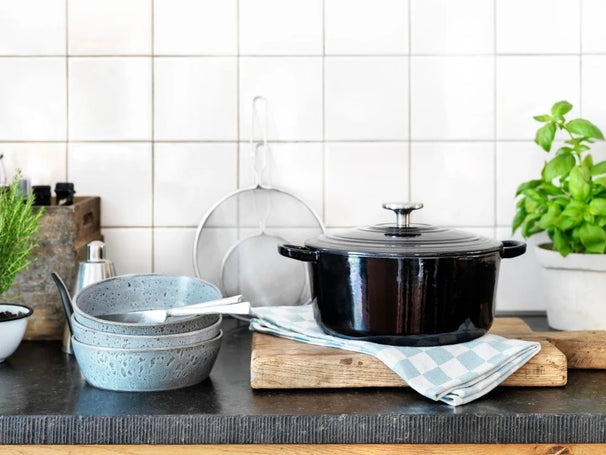 BK Set de Sartenes Bourgogne Jet Black Hierro Fundido 3 piezas - Sartén ø 24, 28 cm & Parrilla 26x26 cm - apto para todas las fuentes de calor