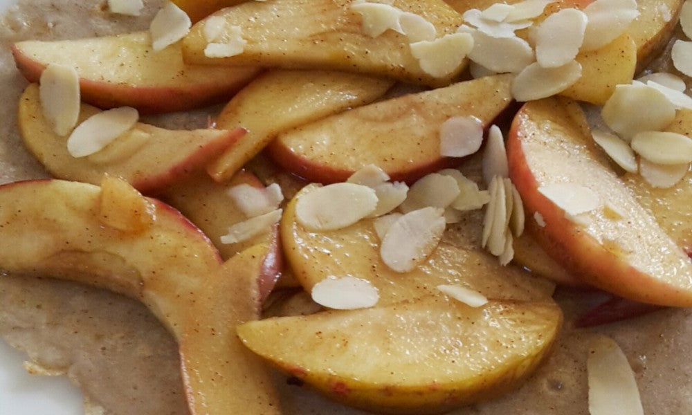 Tortitas esponjosas de trigo sarraceno con manzana caramelizada y almendras
