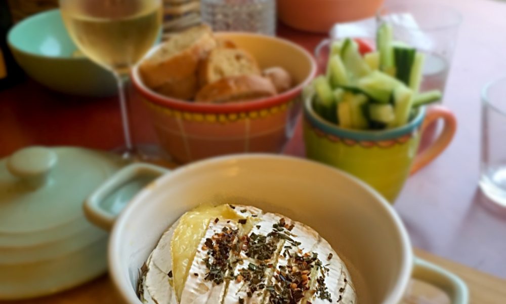 Camembert fundido con verduras frescas y pan crujiente