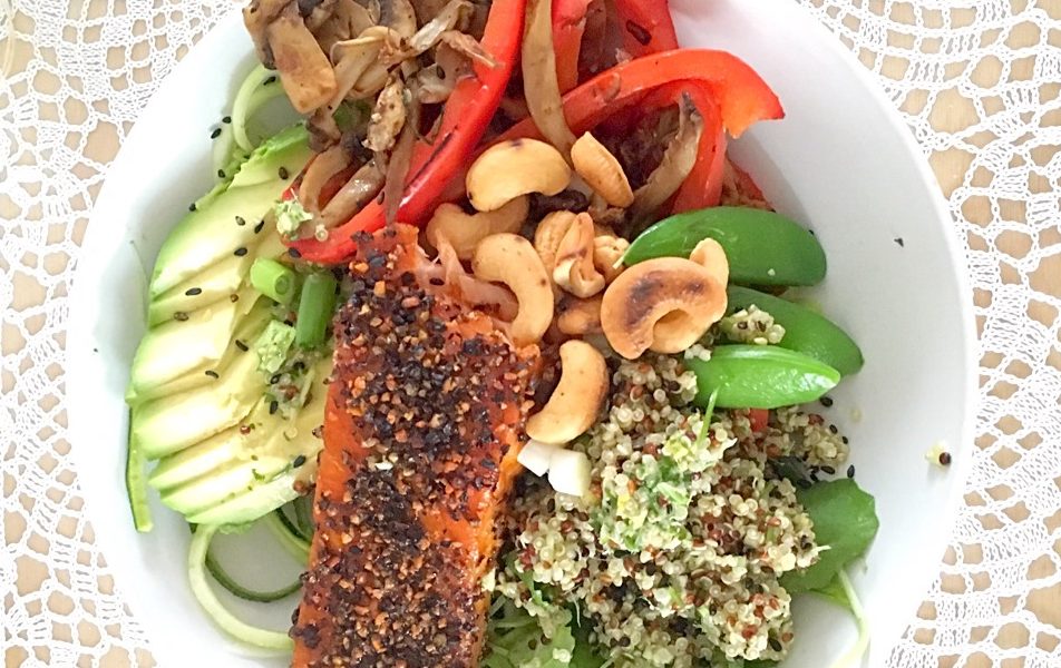 Un bowl nutritivo lleno de color, sabor e ingredientes saludables