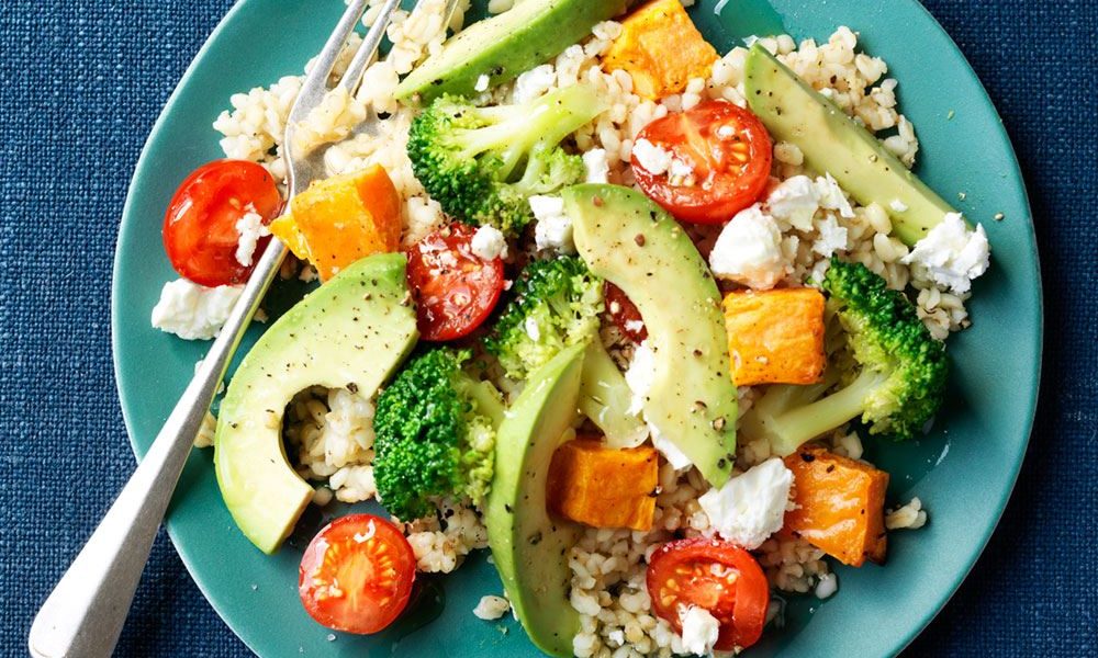 Un plato nutritivo con boniato asado, bulgur y aguacate cremoso