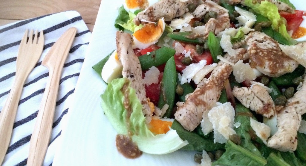 Ensalada fresca y rica en proteínas con pavo jugoso y crujientes sugar snaps