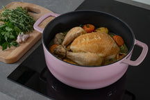 Combekk Braadpan met deksel Gietijzer Pink ø 24 cm / 3.8 Liter - sfeerbeeld 2